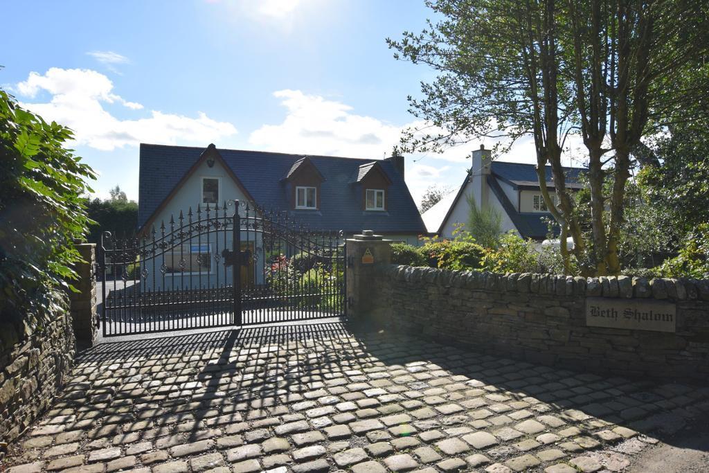 Whins Lane, Simonstone, Lancashire, BB12 7QT 4 bed detached house for