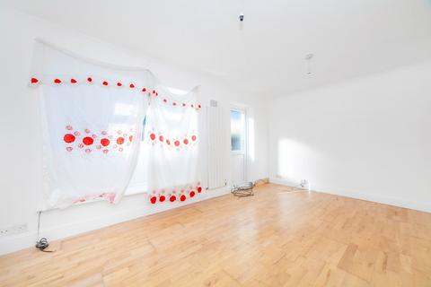 3 bedroom terraced house for sale - Limetree Close, London, SW2