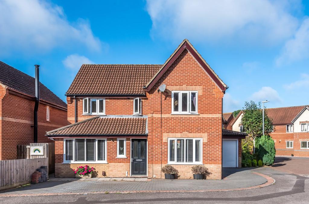 Hillbourne Close, Warminster, BA12 4 bed detached house £450,000