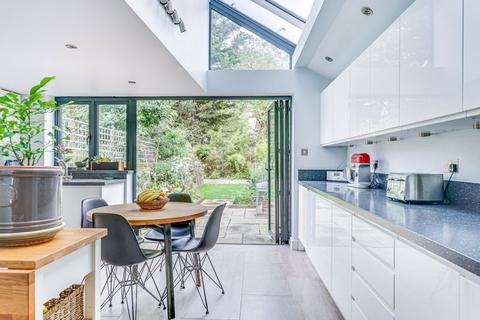 24 Dunlace Road, London, E5 0NE