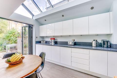 24 Dunlace Road, London, E5 0NE