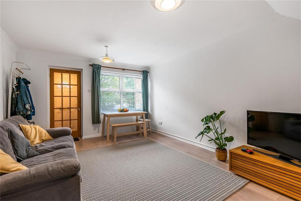 Crediton Close, Bedford 2 bed terraced house £240,000