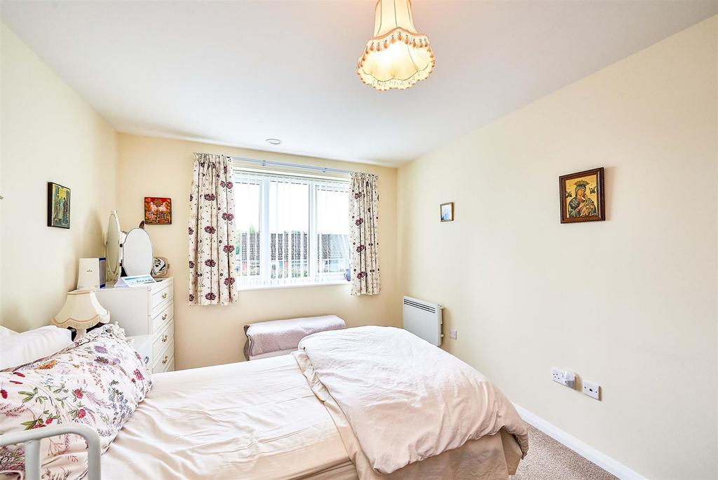 Bedroom 1 (2).jpg