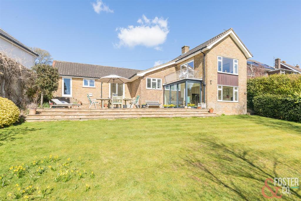 Hill Brow, Hove 3 bed detached house £4,000 pcm (£923 pw)