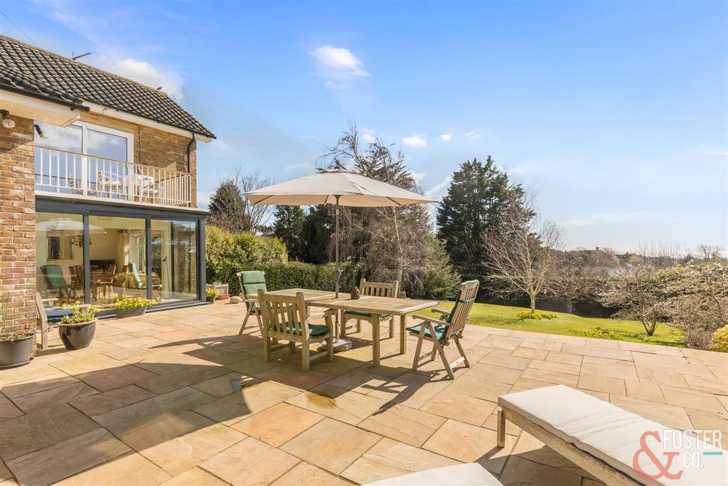 Hill Brow, Hove 3 bed detached house £4,000 pcm (£923 pw)