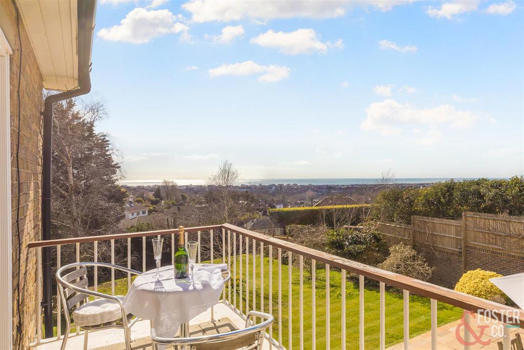Hill Brow, Hove 3 bed detached house £4,000 pcm (£923 pw)