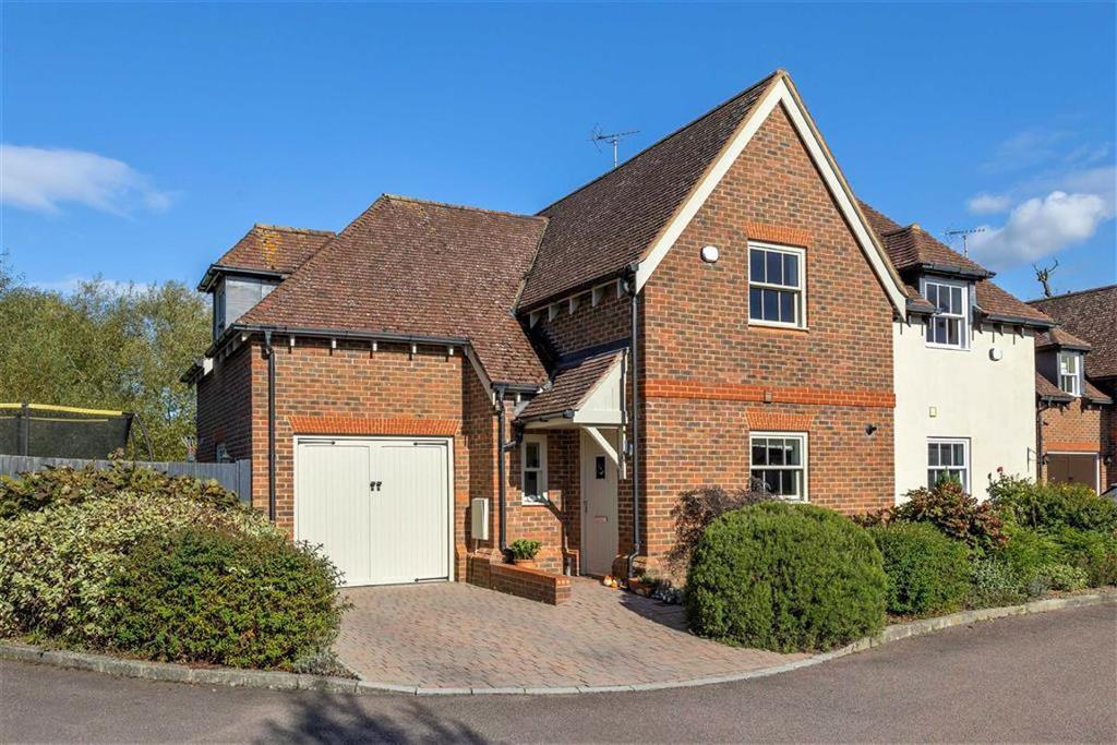 Roberts Court, Whitwell, Hertfordshire 3 bed semidetached house £600,000