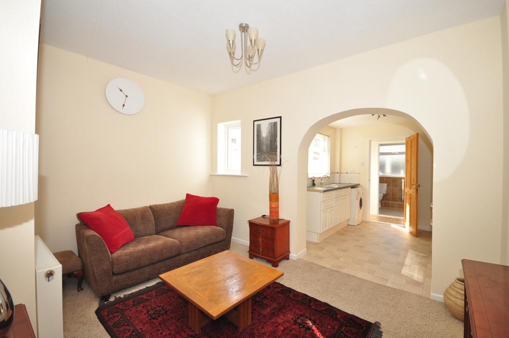 Middlesex Road Southsea PO4 2 bed terraced house £950 pcm (£219 pw)