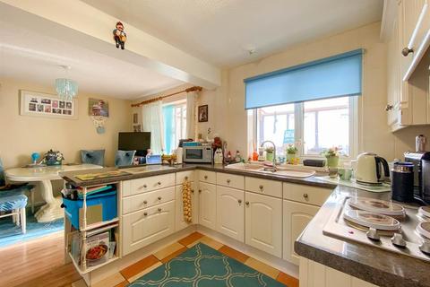 18 Howmead, Berkeley, GL13 9AS