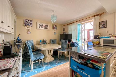 18 Howmead, Berkeley, GL13 9AS