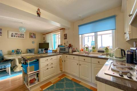 18 Howmead, Berkeley, GL13 9AS
