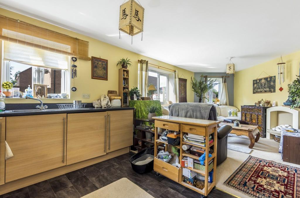 Swaledale Road, Warminster, BA12 2 bed ground floor flat £130,000