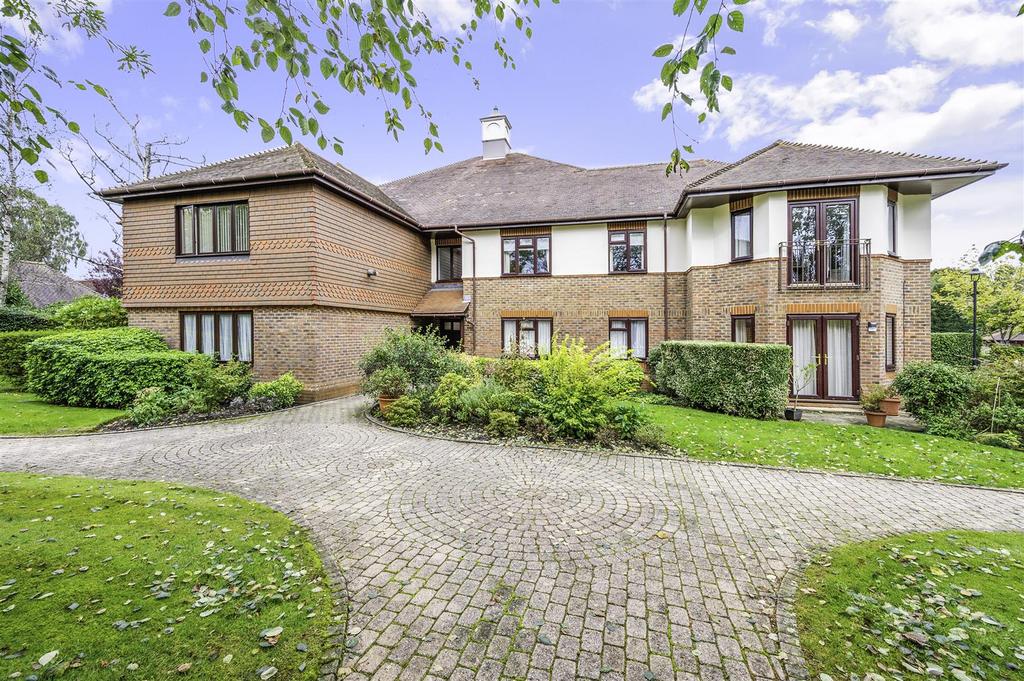 Petersmead Close, Tadworth 2 bed apartment £450,000