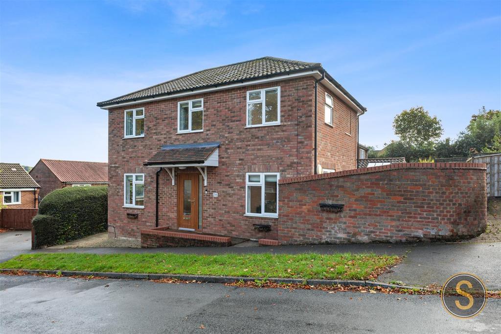 Chiltern Close, BERKHAMSTED 3 bed house £575,000