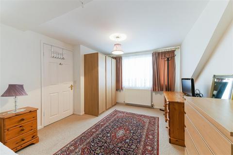 64 Glenthorpe Road, Morden, SM4 4JW