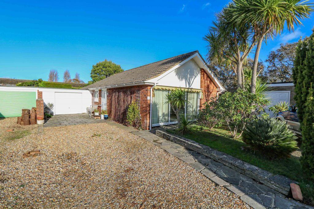 Fernhurst Close, Hayling Island 3 bed detached bungalow £560,000