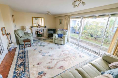 23 Fernhurst Close, Hayling Island, PO11 0DT