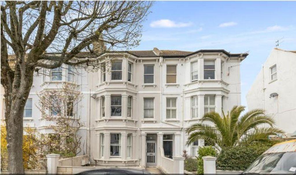 18 Westbourne Gardens, Hove BN3 5PP 1 bed flat £1,050 pcm (£242 pw)