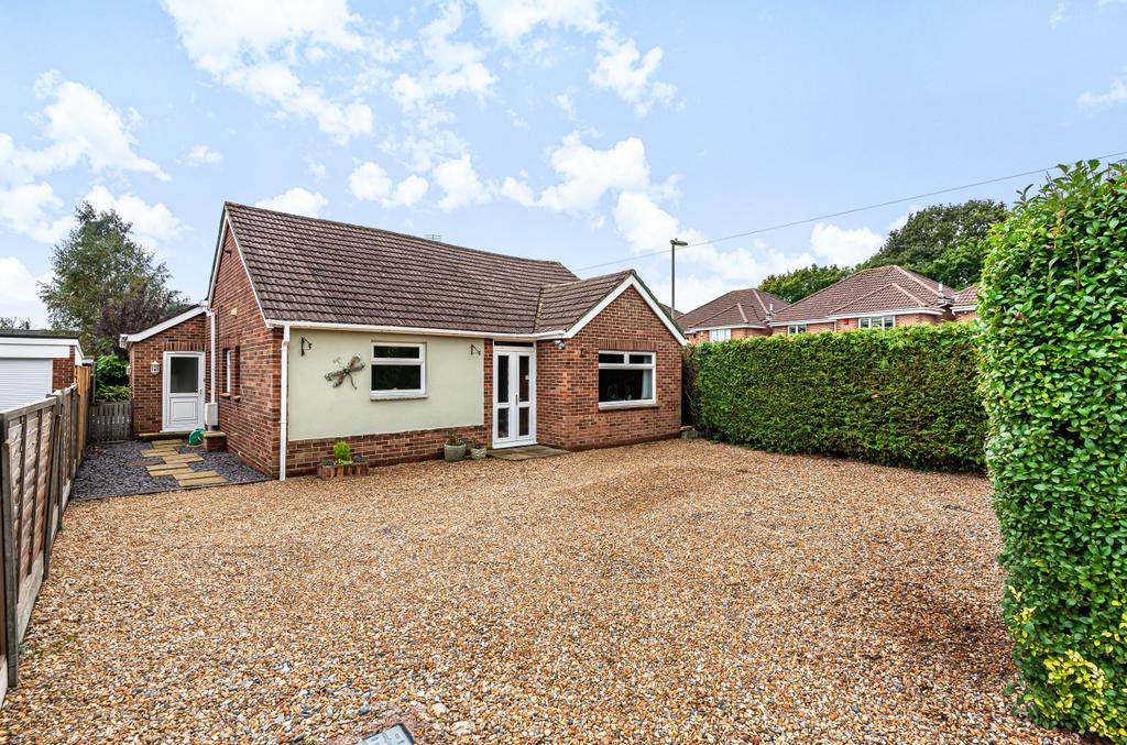 Peters Road, Locks Heath, Hampshire, SO31 3 bed bungalow - £500,000