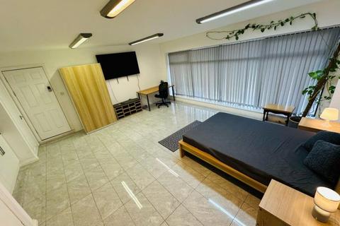 1 bedroom in a house share to rent, Hainault Road, Chigwell, IG7