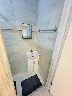 1 bedroom in a house share to rent, Hainault Road, Chigwell, IG7