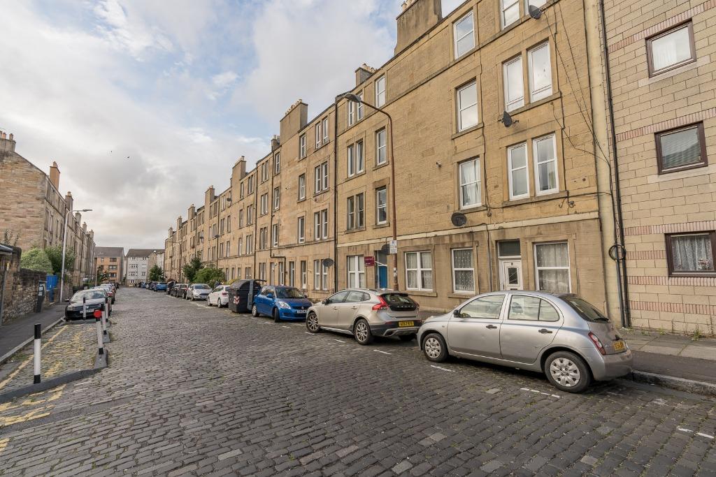 Cathcart Place, Edinburgh, EH11 1 bed flat £700 pcm (£162 pw)