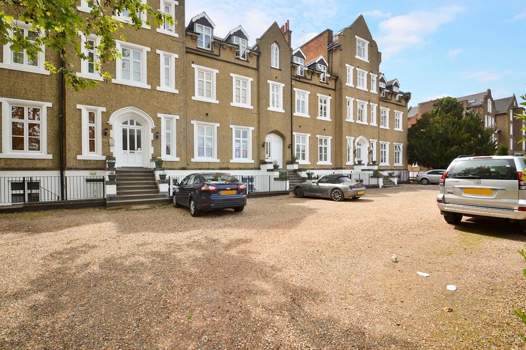 65 Upton Park, 65 Upton Park, Slough, Berkshire, SL1 2 bed house £1,250 pcm (£288 pw)