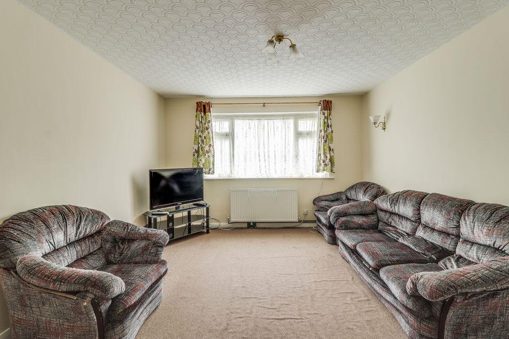 Elaine Avenue, Strood, Rochester ME2 2YR 2 bed flat £850 pcm (£196 pw)