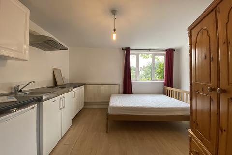 Studio to rent, Holloway Road, Holloway, London, N7