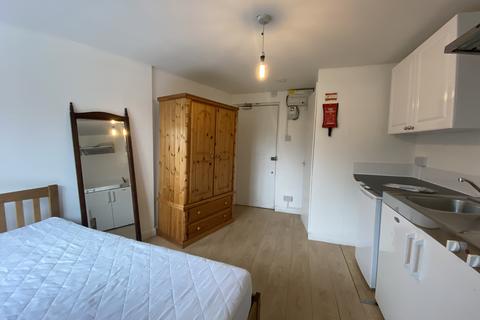 Studio to rent, Holloway Road, Holloway, London, N7