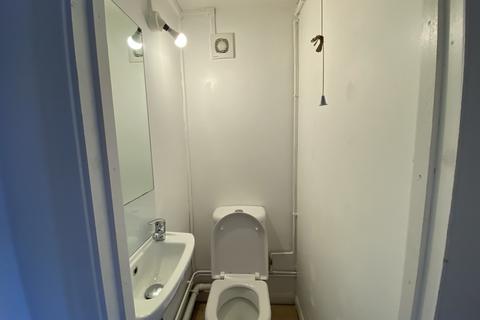 Studio to rent, Holloway Road, Holloway, London, N7