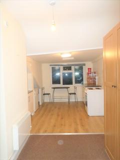 Studio to rent, Twickenham TW2