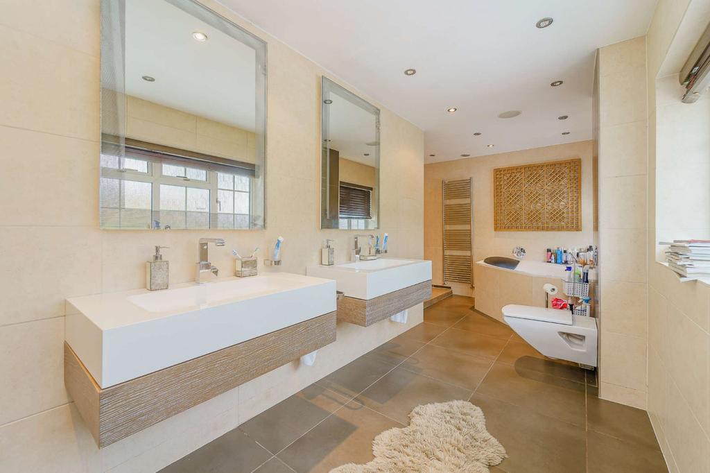En-Suite Bathroom