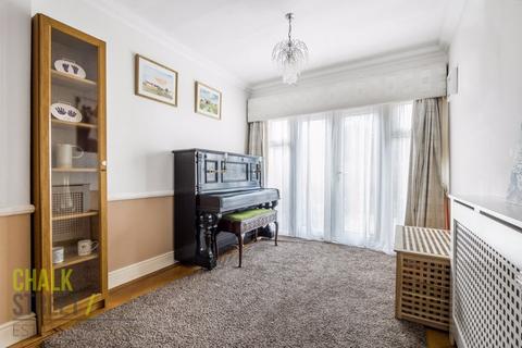 22 Gillian Crescent, Romford, RM2 6NU