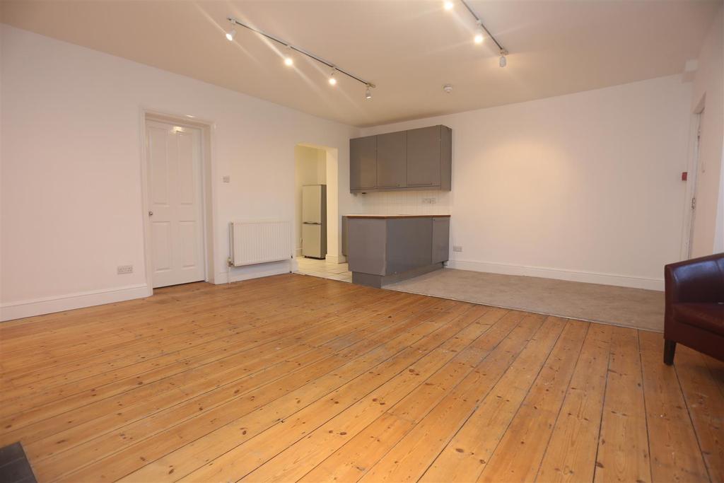 Regency Square, Brighton 3 bed flat £1,550 pcm (£358 pw)