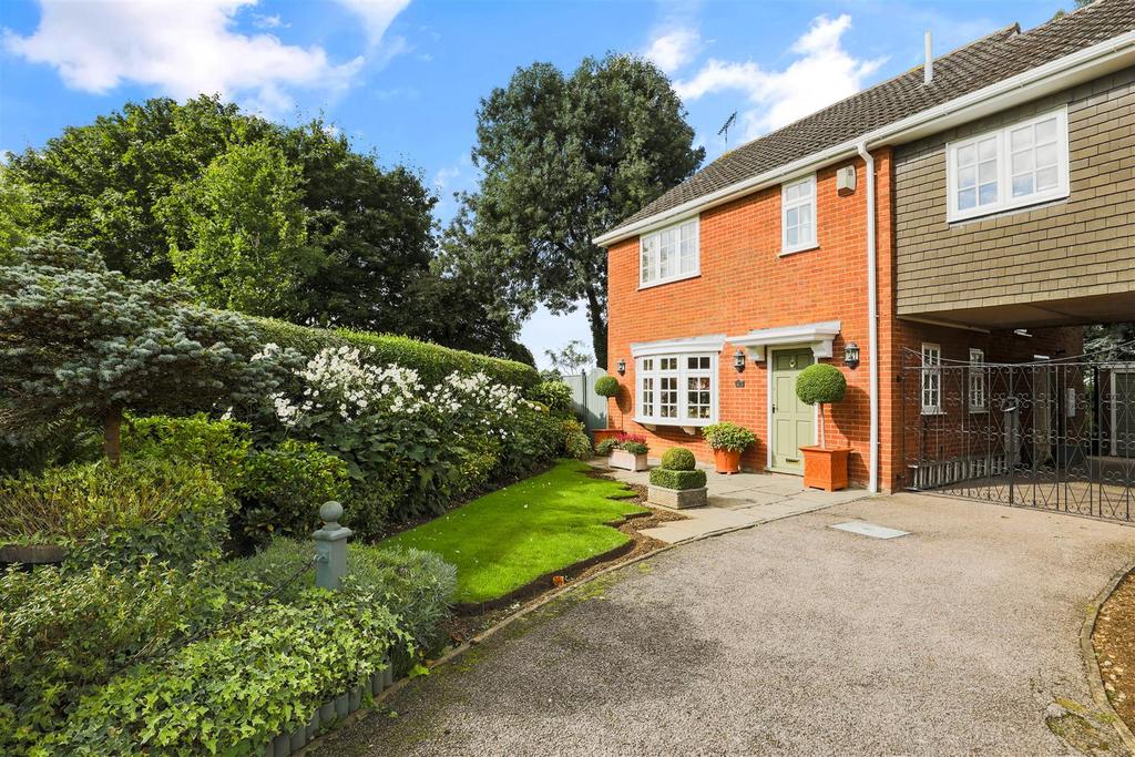 St. Catharines Way, HoughtonOnTheHill, Leicester 4 bed link detached