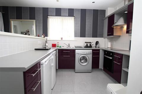 2 Longlands, Idle, Bradford, BD10 9UG
