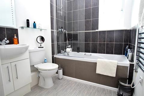 2 Longlands, Idle, Bradford, BD10 9UG