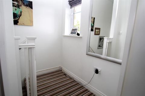 2 Longlands, Idle, Bradford, BD10 9UG