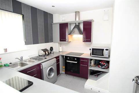 2 Longlands, Idle, Bradford, BD10 9UG