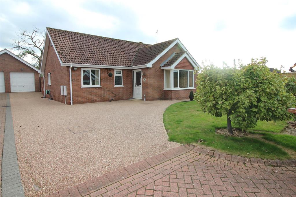 15 Newlands Park, Humberston... 3 bed detached bungalow £265,000