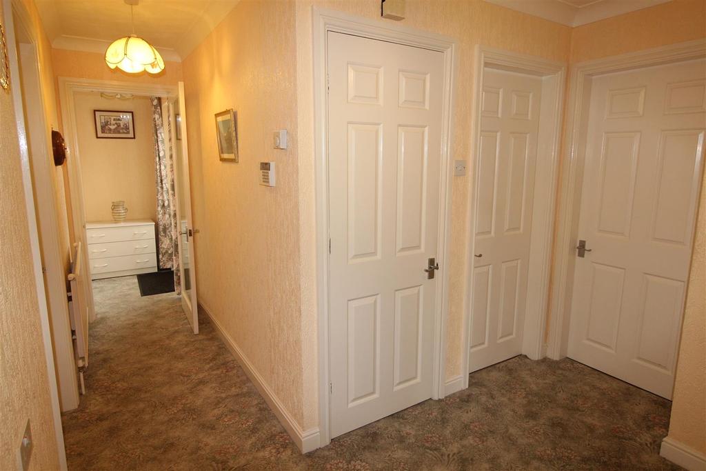 15 Newlands Park, Humberston... 3 bed detached bungalow £265,000