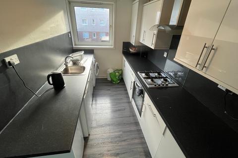 2 bedroom flat to rent, Kirkton Crescent, Glasgow, G13