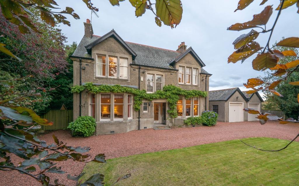 East Kilbride Road, Busby, Glasgow... 4 bed detached villa £675,000