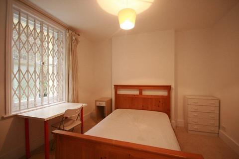 2 bedroom flat to rent, Queens Club Gardens, W14
