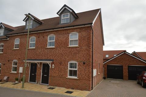 3 bedroom end of terrace house to rent, Harvest Drive, Petersfield, GU31