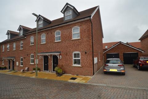 3 bedroom end of terrace house to rent, Harvest Drive, Petersfield, GU31