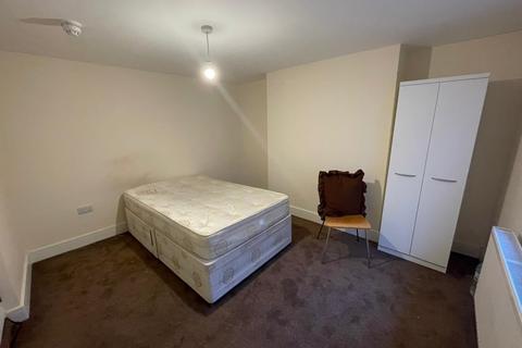 1 bedroom in a house share to rent, 96 Totteridge Road, Hp13