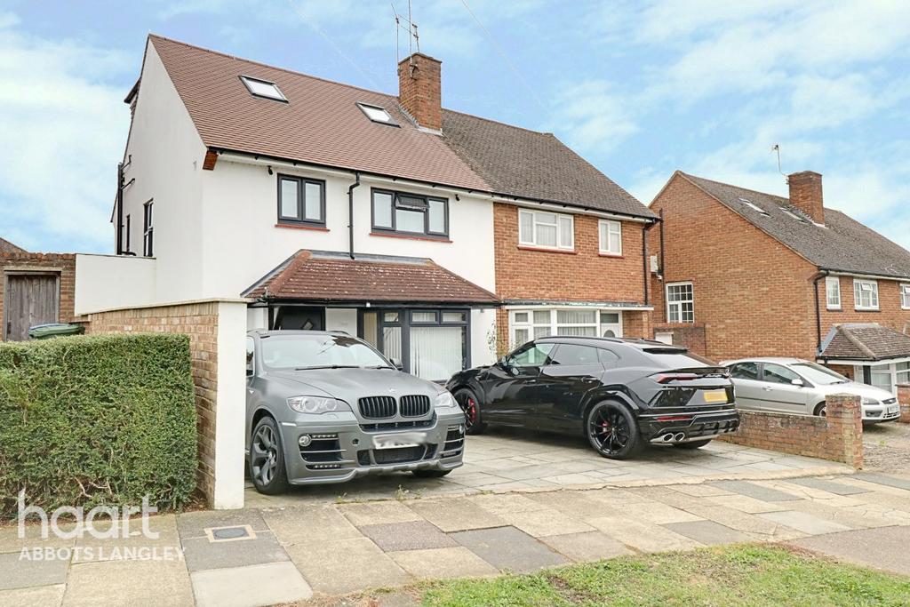 Ganders Ash, Watford 4 bed semidetached house £600,000