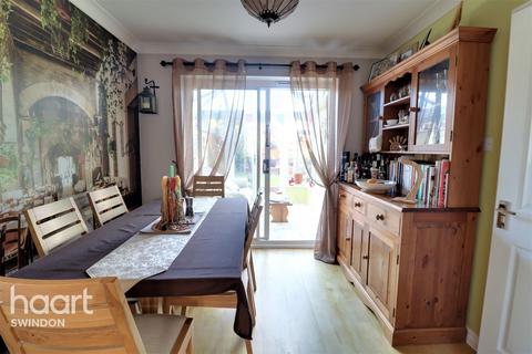 2 Fovant Close, Peatmoor, Swindon, SN5 5DW